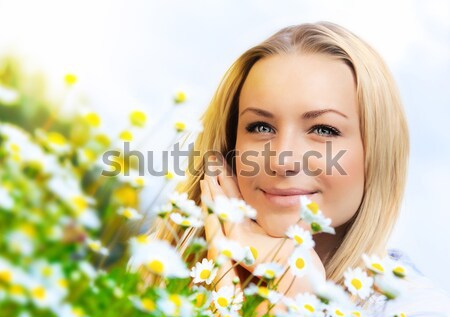 Schöne Mädchen genießen Gänseblümchen Bereich schöne Frau nice Stock foto © Anna_Om