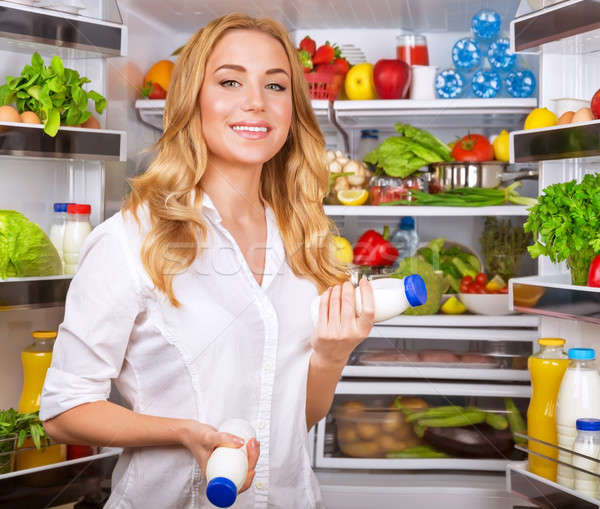 Stock foto: Frau · gewählt · Joghurt · geöffnet · Kühlschrank · cool