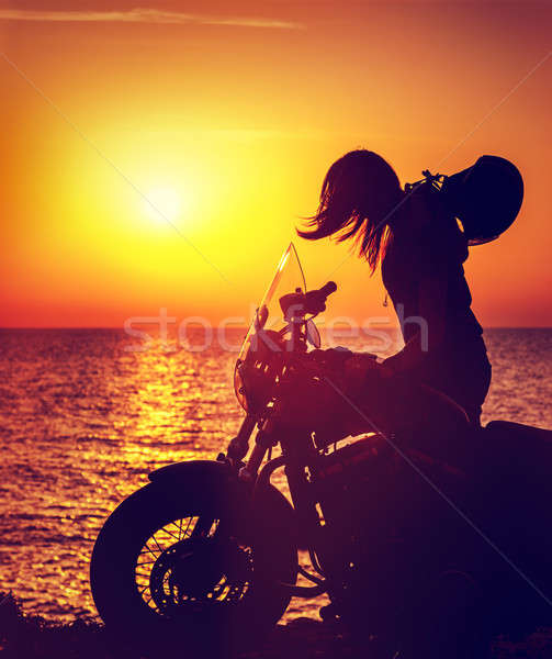 Silhouette Biker Frau Strand Sonnenuntergang Geniessen Stock Foto C Anna Omelchenko Anna Om Stockfresh