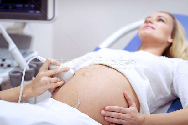 Femeie gravida ultrasunete raspunzator mamă sănătate copil Imagine de stoc © Anna_Om