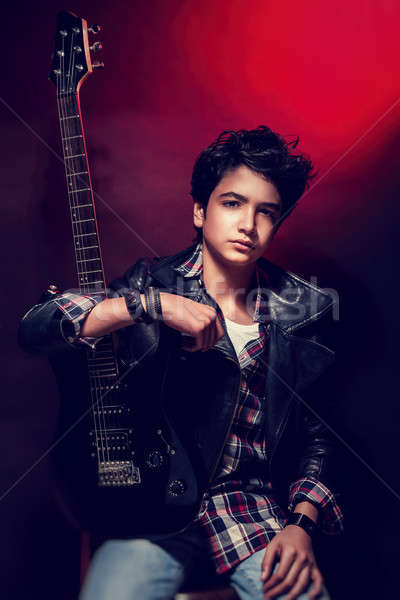 Foto stock: Guapo · adolescente · guitarrista · retrato · posando · oscuro