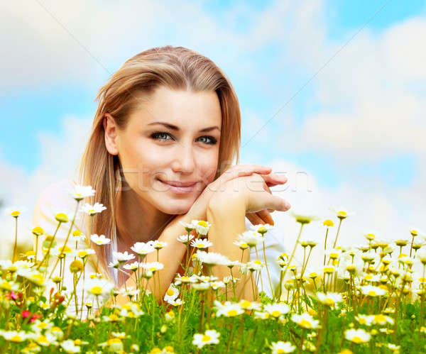 Gyönyörű női fektet virágmező fiatal gyönyörű lány Stock fotó © Anna_Om