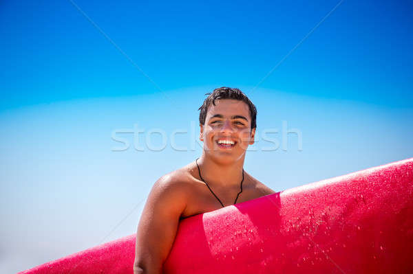 Heiter Porträt glücklich rot Surfbrett stehen Stock foto © Anna_Om