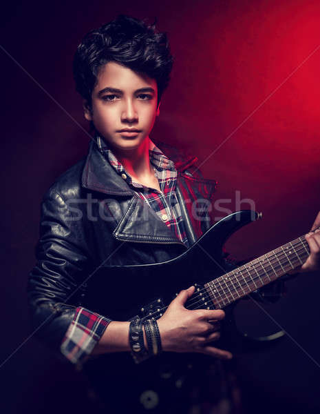 Foto d'archivio: Bello · ragazzo · chitarra · ritratto · buio · rosso