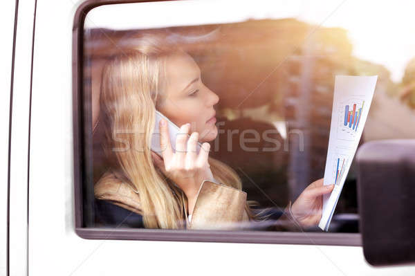 Foto stock: Grave · mujer · de · negocios · trabajo · gráficos · teléfono