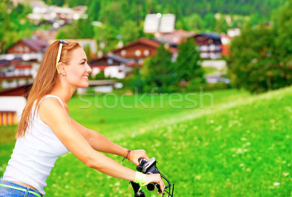 Bicicleta tour alpino montanhas vista lateral mulher bonita Foto stock © Anna_Om