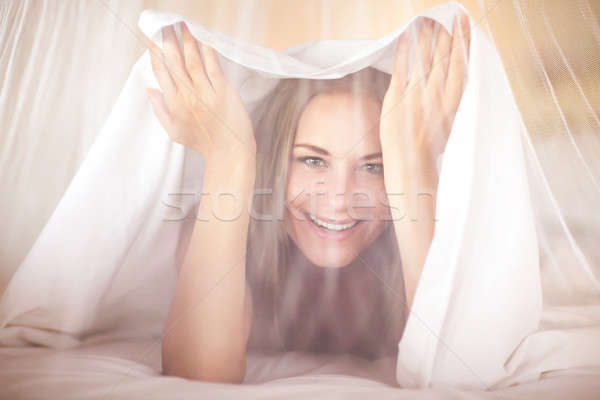 Blijde vrouw bed portret gelukkig spelen Stockfoto © Anna_Om