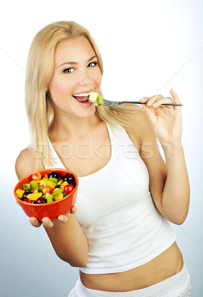 Foto stock: Bastante · menina · alimentação · frutas · salada · de · frutas · saudável