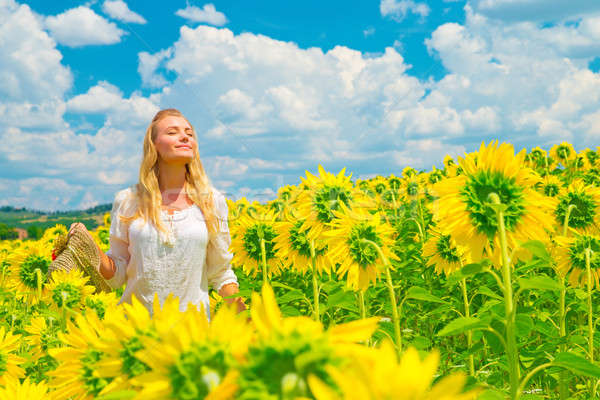 Femeie floarea-soarelui câmp femeie frumoasa placere Imagine de stoc © Anna_Om