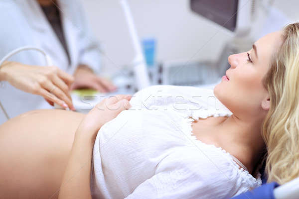 Femeie gravida ultrasunete scanda prenatale clinică mamă Imagine de stoc © Anna_Om