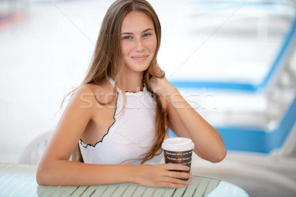 Foto stock: Mujer · hermosa · potable · café · aire · libre · hermosa