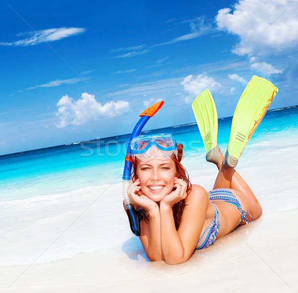 Feliz buzo mujer hermosa playa de arena Foto stock © Anna_Om