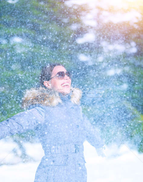 Foto stock: Animado · feminino · queda · de · neve · inverno · floresta