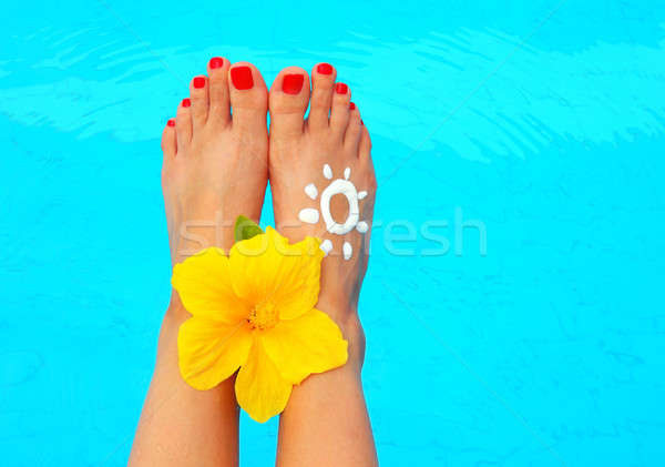 Schönen weiblichen Beine Pool Blume Bild Stock foto © Anna_Om