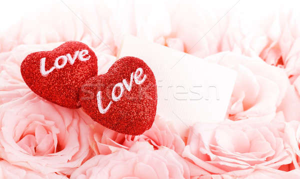 Foto stock: Hermosa · rosas · tarjeta · de · regalo · corazones · rojo · aislado