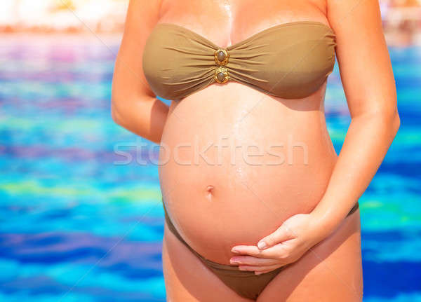 Femeie gravida plajă burtă care asteapta femeie Imagine de stoc © Anna_Om