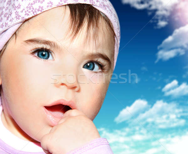 Foto stock: Little · girl · retrato · céu · blue · sky · menina