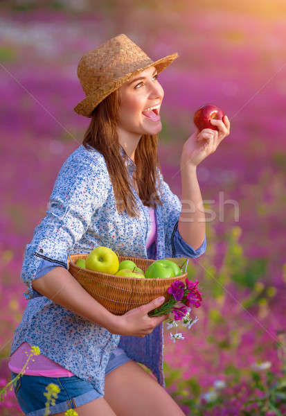 Cute ragazza mordere mela rossa giovani agricoltore Foto d'archivio © Anna_Om