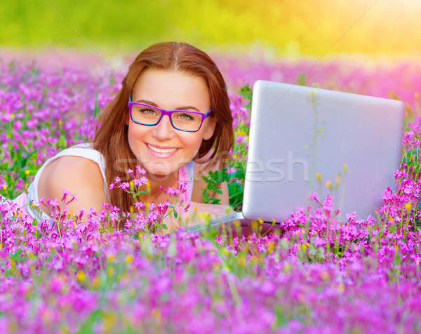 ストックフォト: かわいい · 少女 · ノートパソコン · 屋外 · クローズアップ · 十代の少女