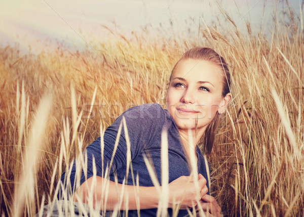 Foto stock: Mujer · hermosa · campo · de · trigo · dorado · puesta · de · sol · luz