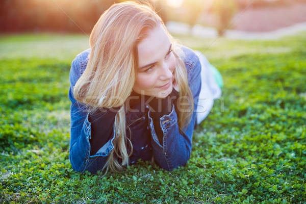 Csinos lány fekszik zöld fű autentikus portré Stock fotó © Anna_Om