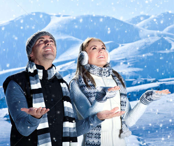 Fericit cuplu joc în aer liber iarnă munţi Imagine de stoc © Anna_Om