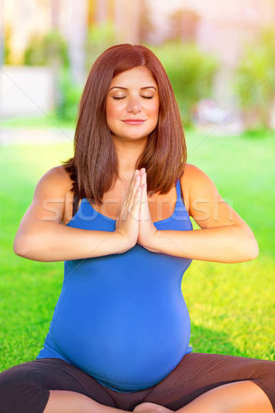 Terhes nő eljegyezve jóga kint portré gyönyörű Stock fotó © Anna_Om