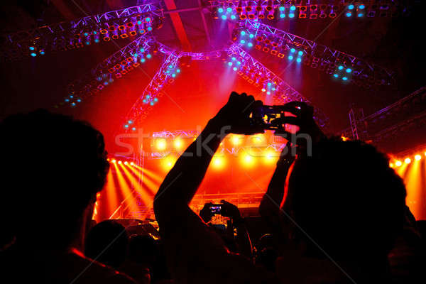 Rock koncertu szczęśliwych ludzi sylwetki w górę ręce Zdjęcia stock © Anna_Om