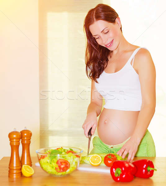 Foto d'archivio: Donna · incinta · cottura · insalata · bella · cucina · home