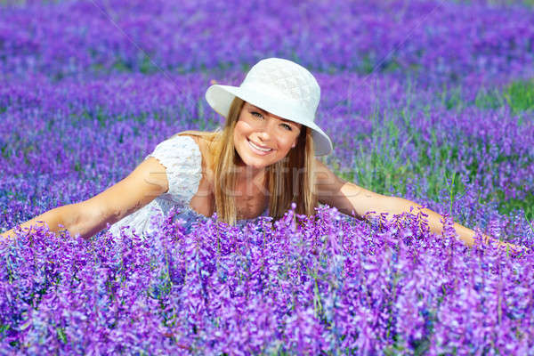 Mujer bonita campo de lavanda hermosa feliz femenino Foto stock © Anna_Om