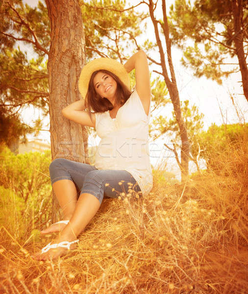 Gravidă fată grădină drăguţ şedinţei Imagine de stoc © Anna_Om