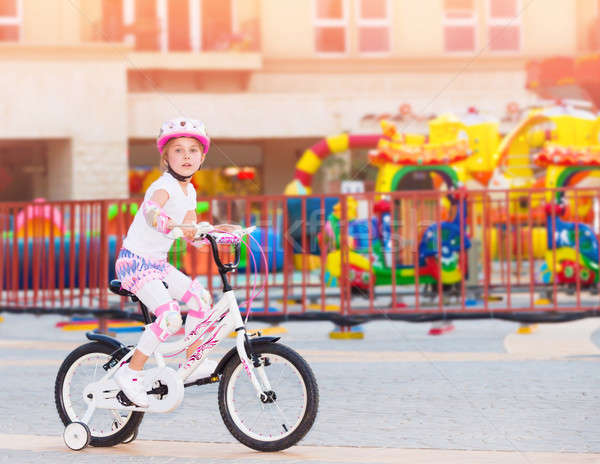 Gelukkig meisje fiets vrolijk paardrijden pretpark Stockfoto © Anna_Om