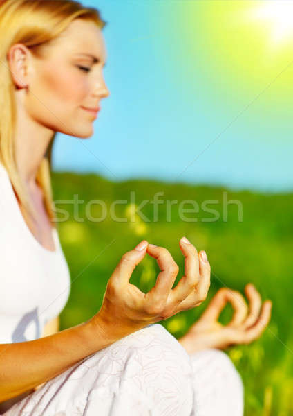 Yoga meditaţie în aer liber sănătos femeie pace Imagine de stoc © Anna_Om