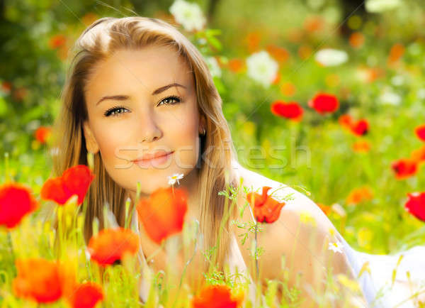 Foto stock: Hermosa · femenino · campo · de · flores · jóvenes · hermosa · niña