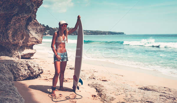 Mooie surfer meisje permanente strand surfboard Stockfoto © Anna_Om