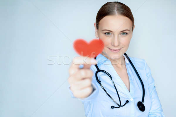 Portret femeie medic roşu inimă Imagine de stoc © Anna_Om