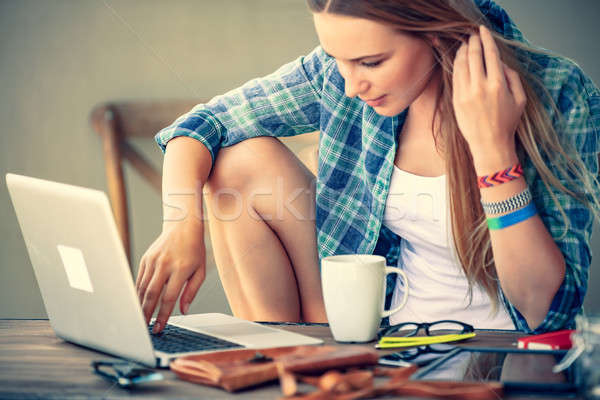 Foto stock: Freelance · trabalhando · ao · ar · livre · café · menina · laptop
