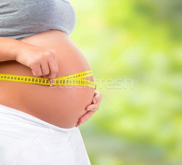 Kobieta w ciąży odkryty brzuch spaceru parku Zdjęcia stock © Anna_Om