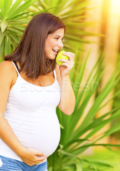 Stockfoto: Gezonde · zwangerschap · portret · mooie · zwangere · vrouw · bijten