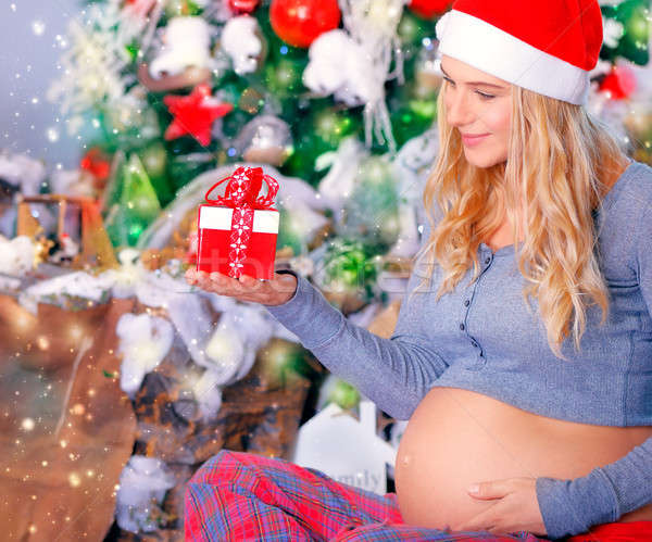 Femeie gravida Crăciun cadou frumos şedinţei Imagine de stoc © Anna_Om