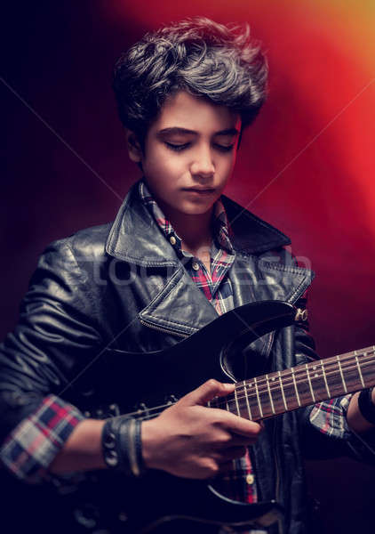 Foto d'archivio: Teen · ragazzo · giocare · chitarra · primo · piano · ritratto