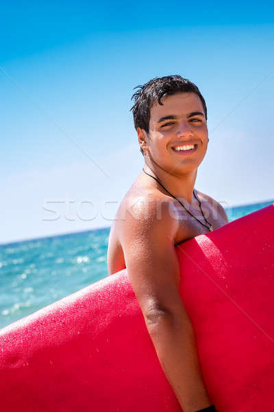 Heiter Porträt glücklich rot Surfbrett stehen Stock foto © Anna_Om