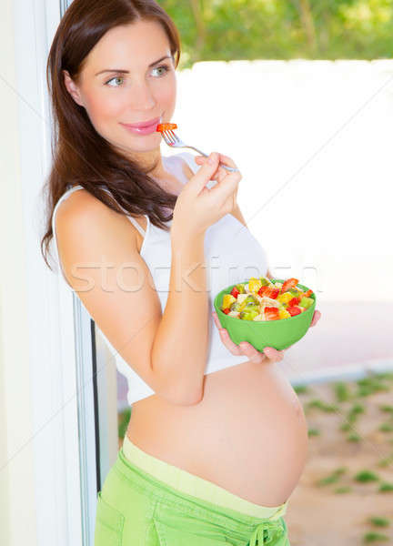 Verwachtend meisje eten groenten mooie Stockfoto © Anna_Om