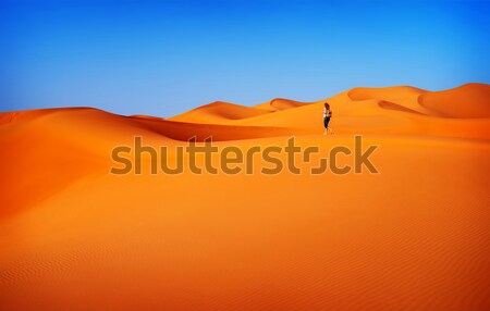 Mujer viajero desierto caminando activo estilo de vida Foto stock © Anna_Om