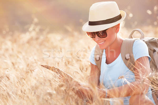 Turista lány felfedez térkép aktív gyönyörű Stock fotó © Anna_Om