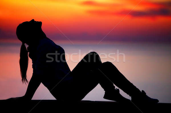 Feliz mulher relaxante ao ar livre silhueta mulher jovem Foto stock © Anna_Om