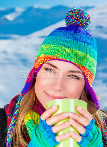 Imagine de stoc: Pretty · woman · cafea · portret · în · aer · liber · rece · iarnă
