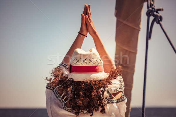 Frau Yoga Rückansicht weiblichen stehen Segelboot Stock foto © Anna_Om