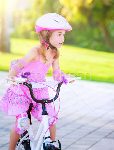 Little girl bicicleta bonitinho equitação bicicleta parque Foto stock © Anna_Om