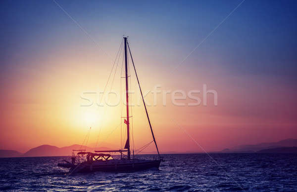 Barcă cu pânze apus siluetă apă transport luminos Imagine de stoc © Anna_Om